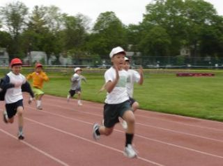 全日制・サタデー合同大運動会 トラックを走る