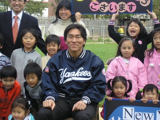 子どもたちのまんなかで、笑顔の松井選手