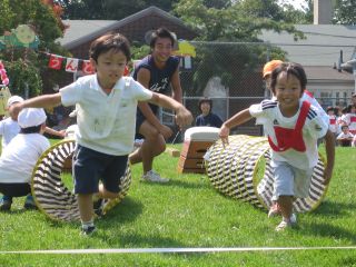 幼児部の運動会 大きな樽をころがして