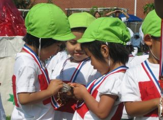 幼児部の運動会 もらったメダルを見せ合って