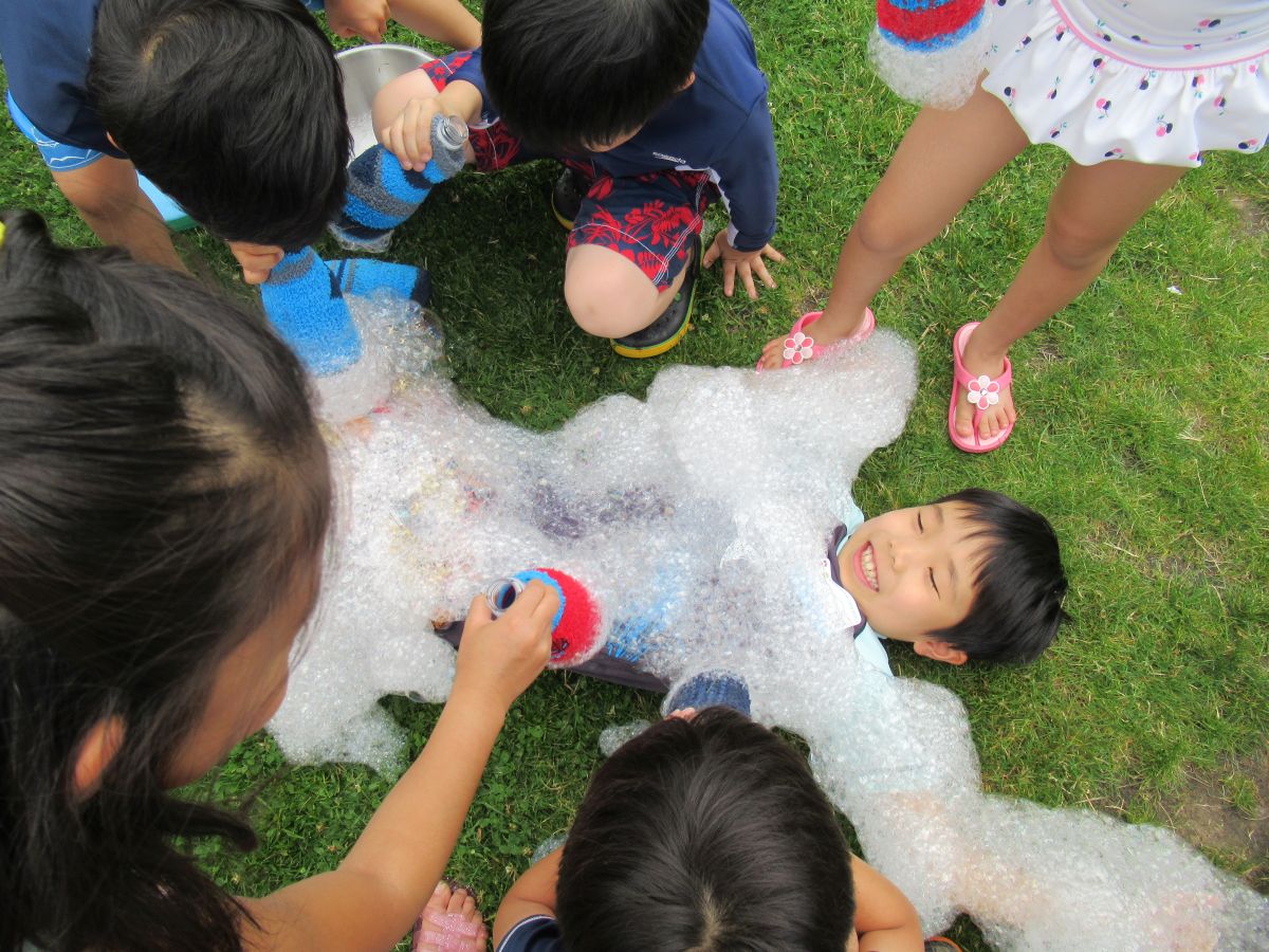 英語サマー：シャボン玉遊び