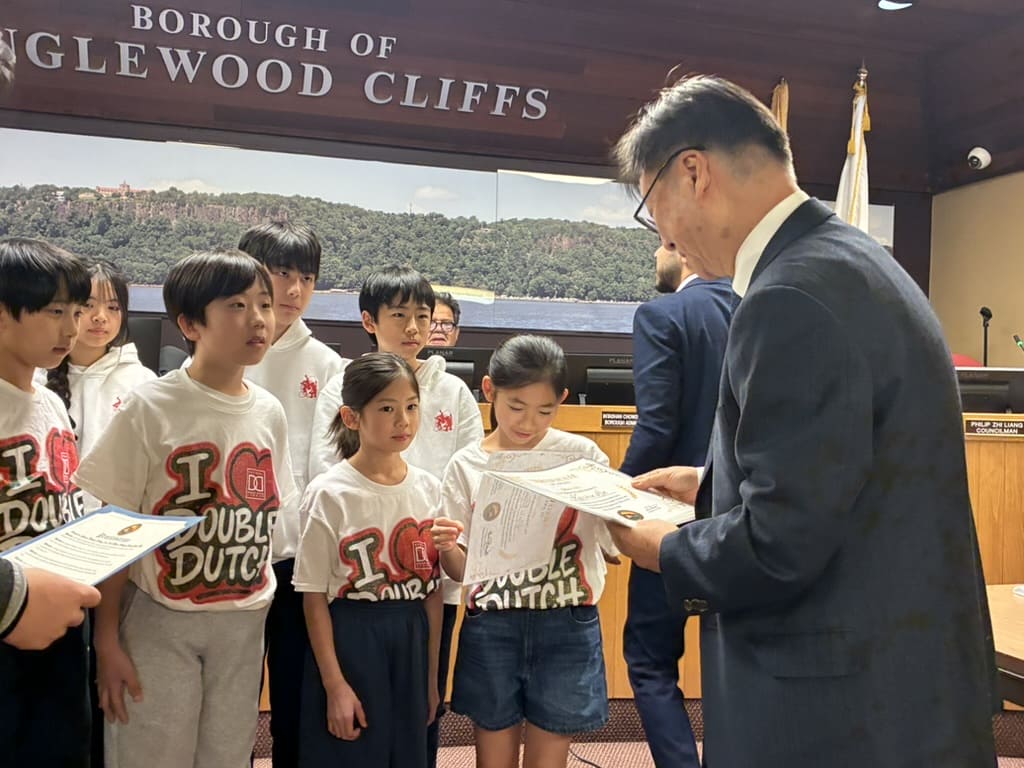 Englewood-Cliffs市長のParkさんより表彰状を受け取る子どもたち