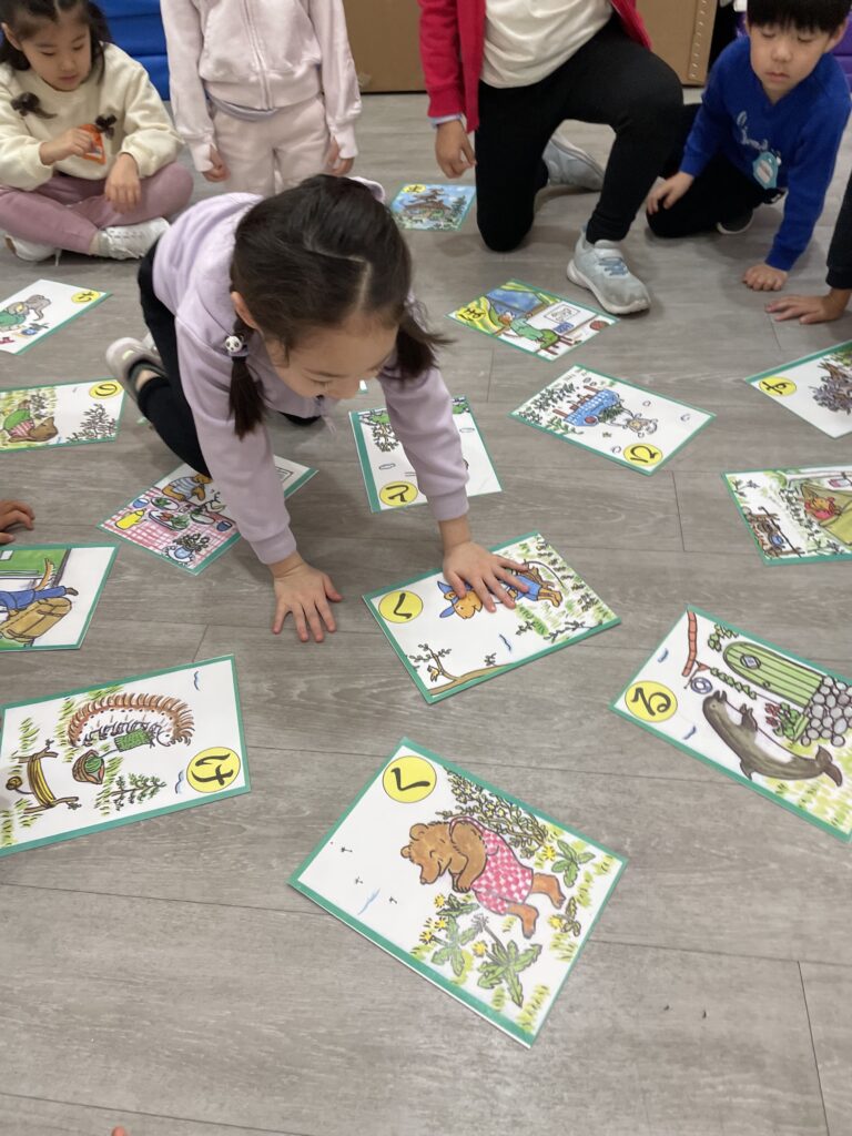 かるた遊びを楽しむ幼稚園児