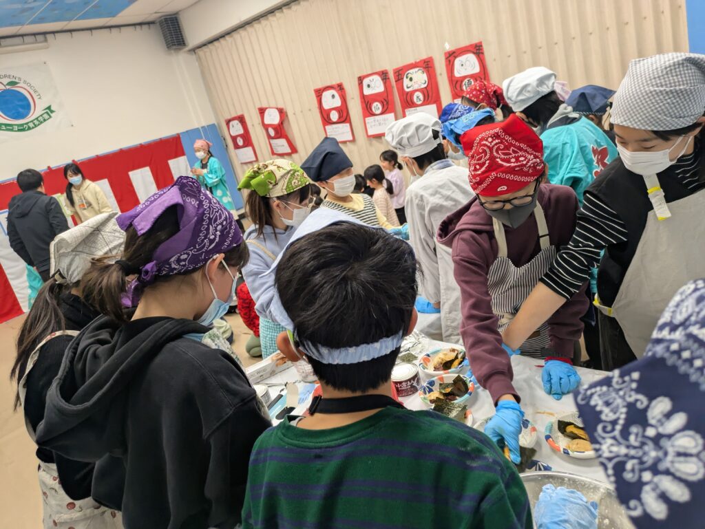 みんなでついたお餅に味つけ