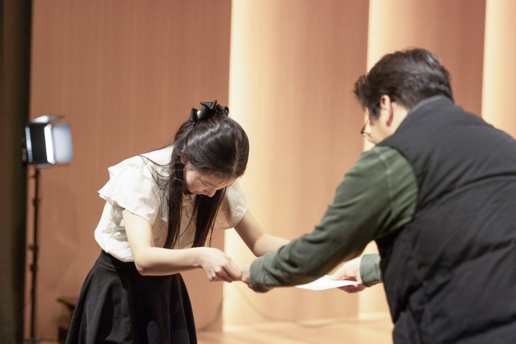 武田学園長から表彰状を受け取る子ども