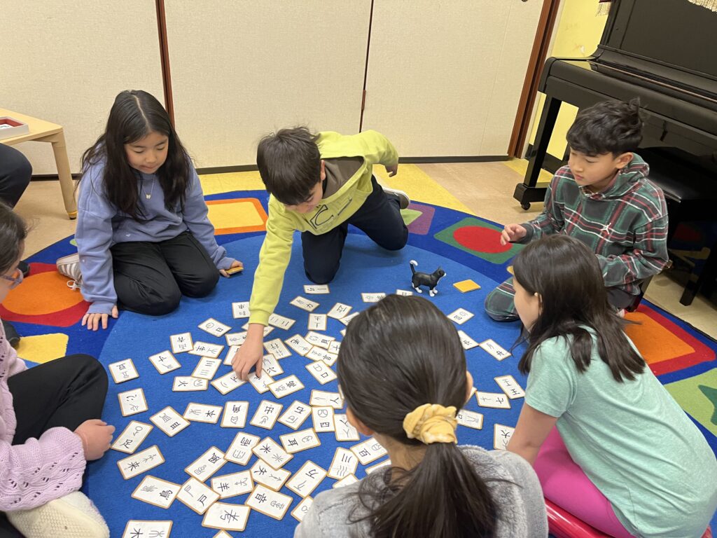 大人数でのカルタは白熱した戦い