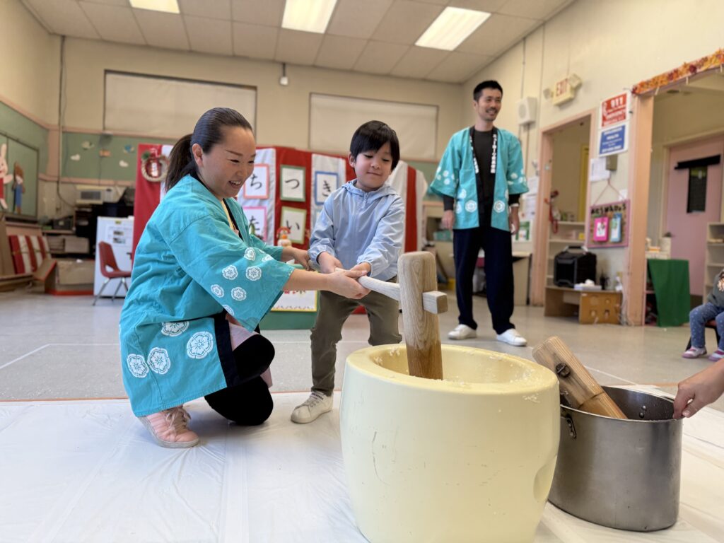 重い杵も頑張って持つ幼稚園生