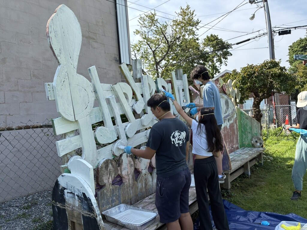 卒業作品を塗り直す元在校生