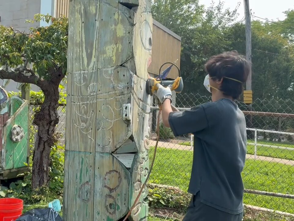 スプレーガンによる塗り直し作業
