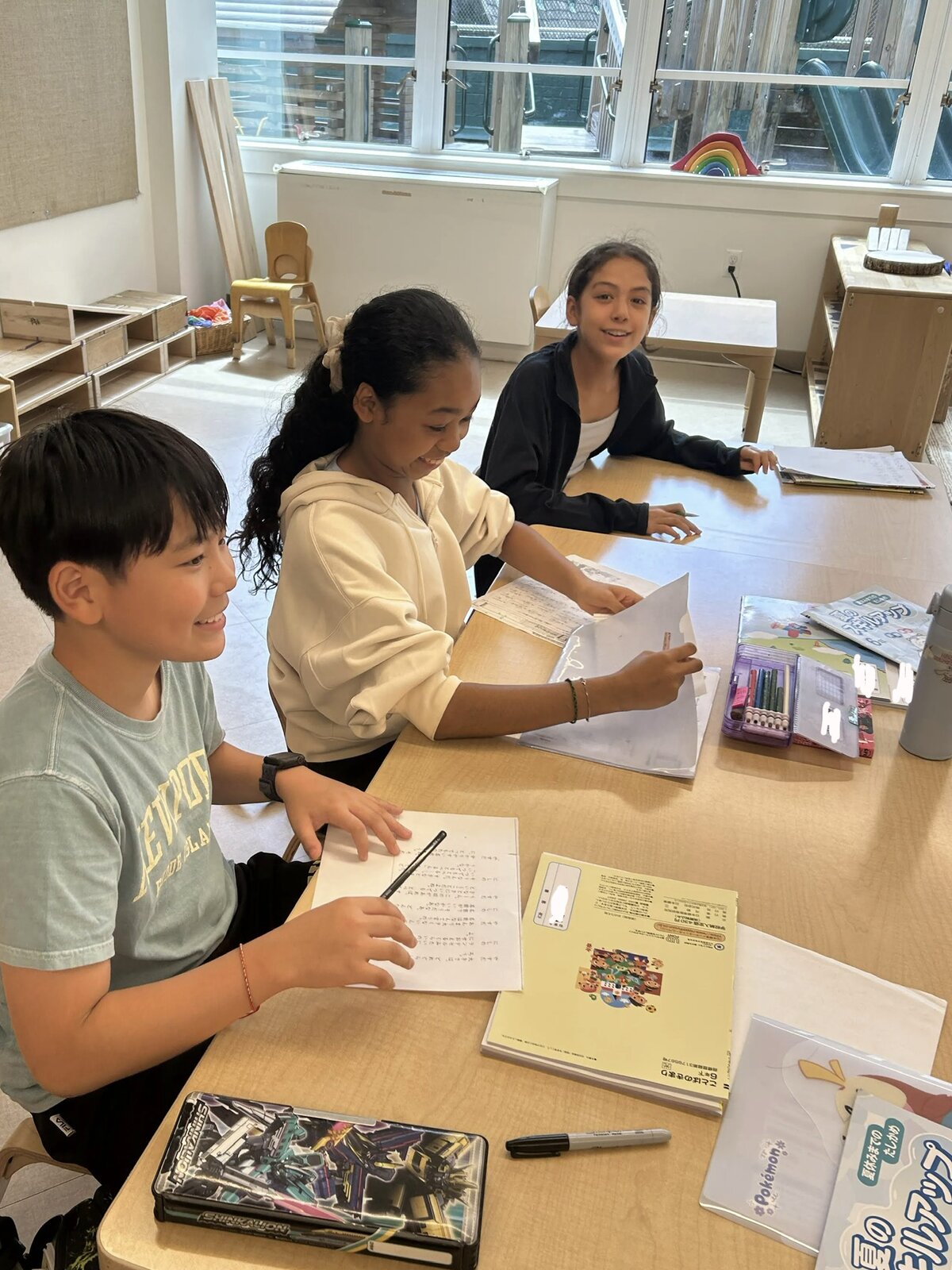 新校舎の教室で学ぶ小学生クラスの児童