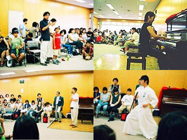 ピアノの演奏と、居合い抜きの演出の様子（4カット）