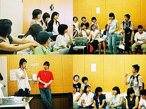 再会した元在校生たちが語り合う様子（4カット）