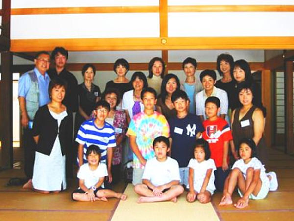 畳敷きの和室での集合写真