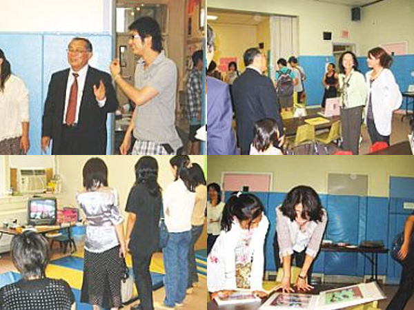 受付での再会と展示された写真を見る参加者（4カット）