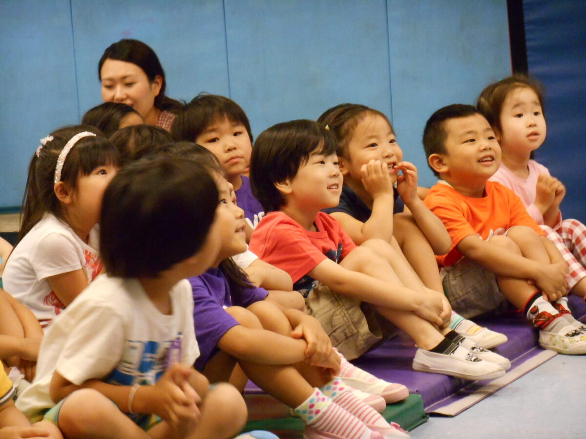 ステージを見上げる子どもたち