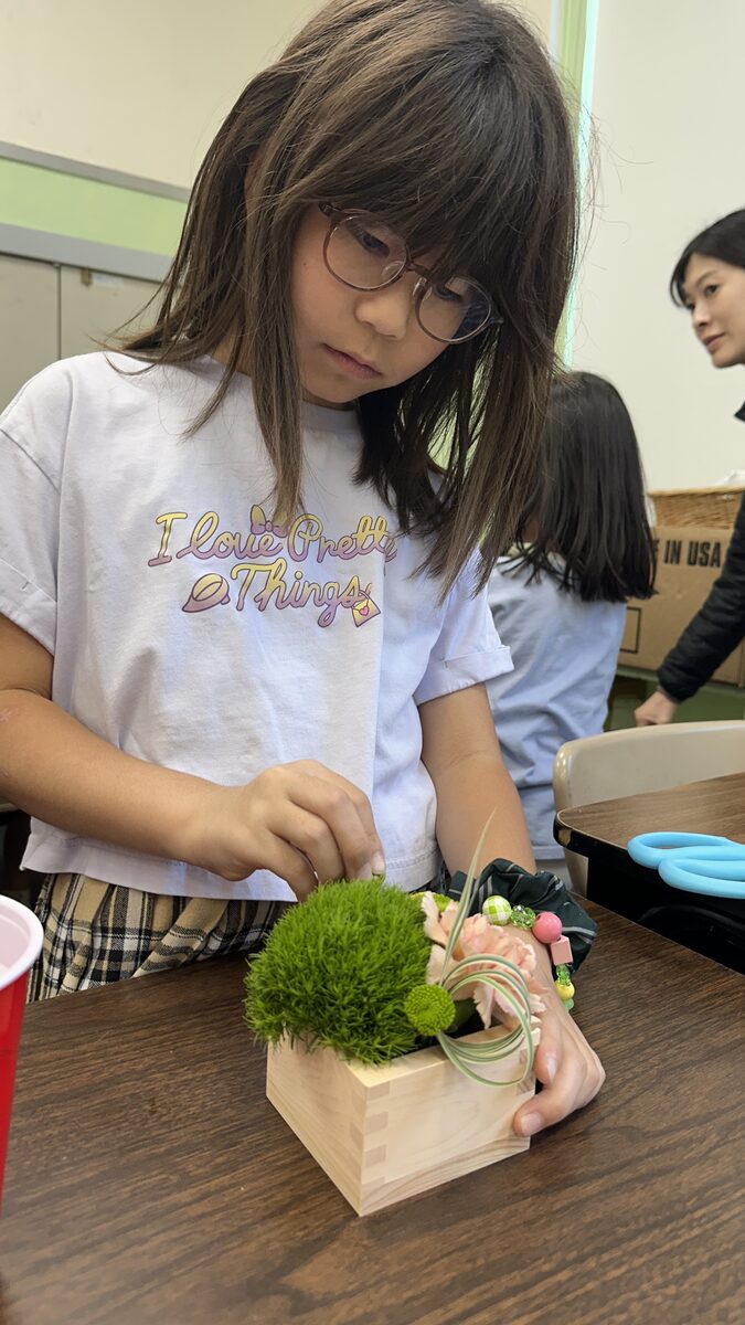 升にお花を生ける子ども