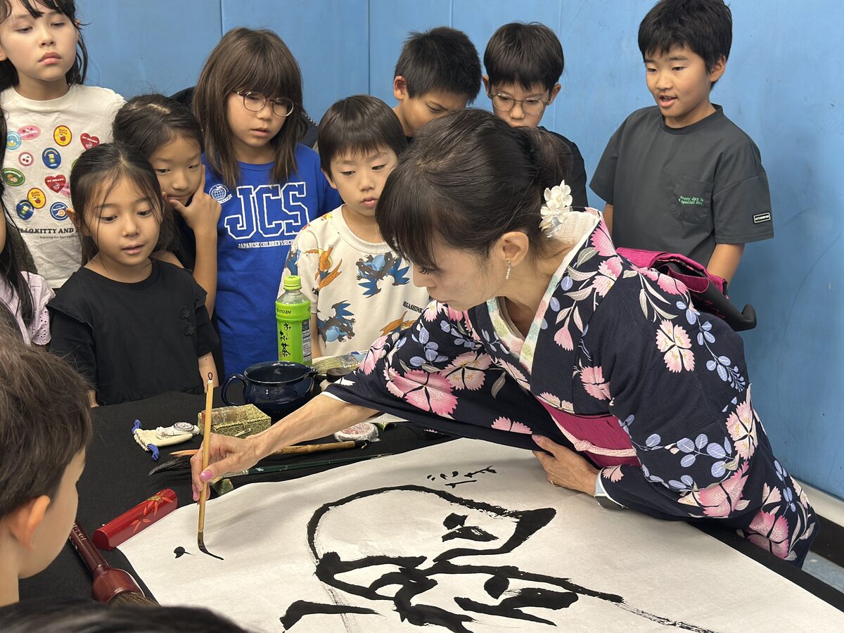 理白先生のパフォーマンスを見る子どもたち
