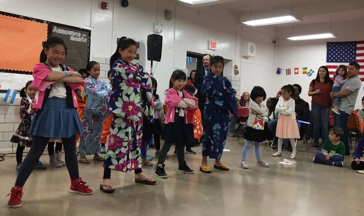 浴衣姿で並ぶ子どもたち