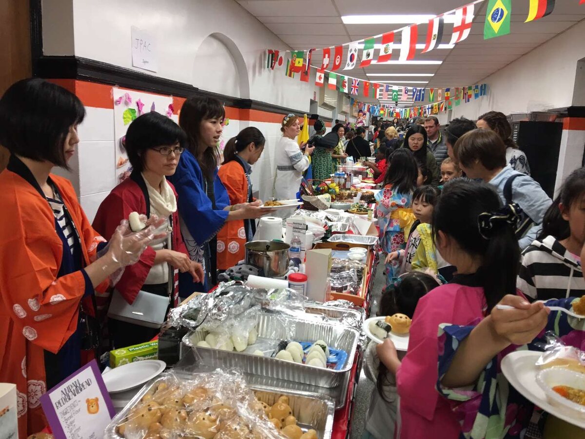 和食のブースに並ぶ来場者