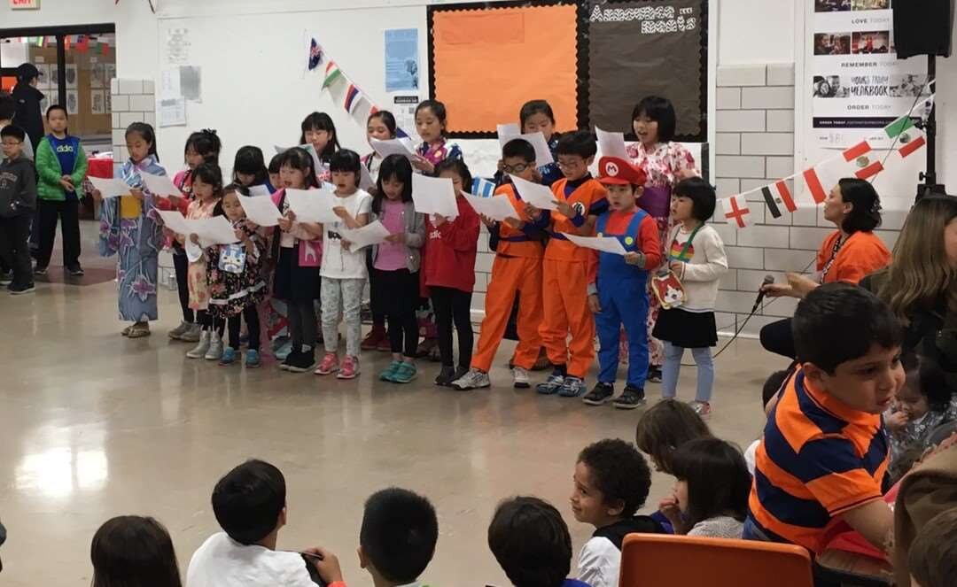 発表を見守る子どもたち