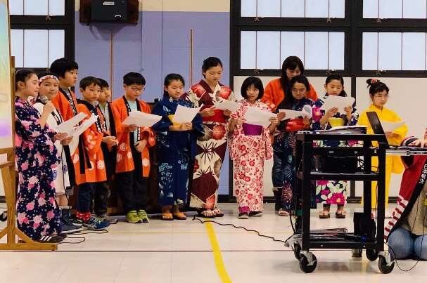 浴衣姿で歌う子どもたち