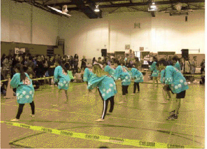 Multi-Culture Day でソーラン節を踊る子どもたち(1)