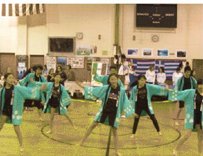 Multi-Culture Day でソーラン節を踊る子どもたち(3)