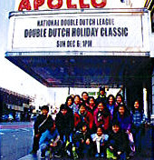 「DOUBLE DUTCH HOLIDAY CLASSIC」の看板がかかったアポロ・シアターの前に集まった子どもたち