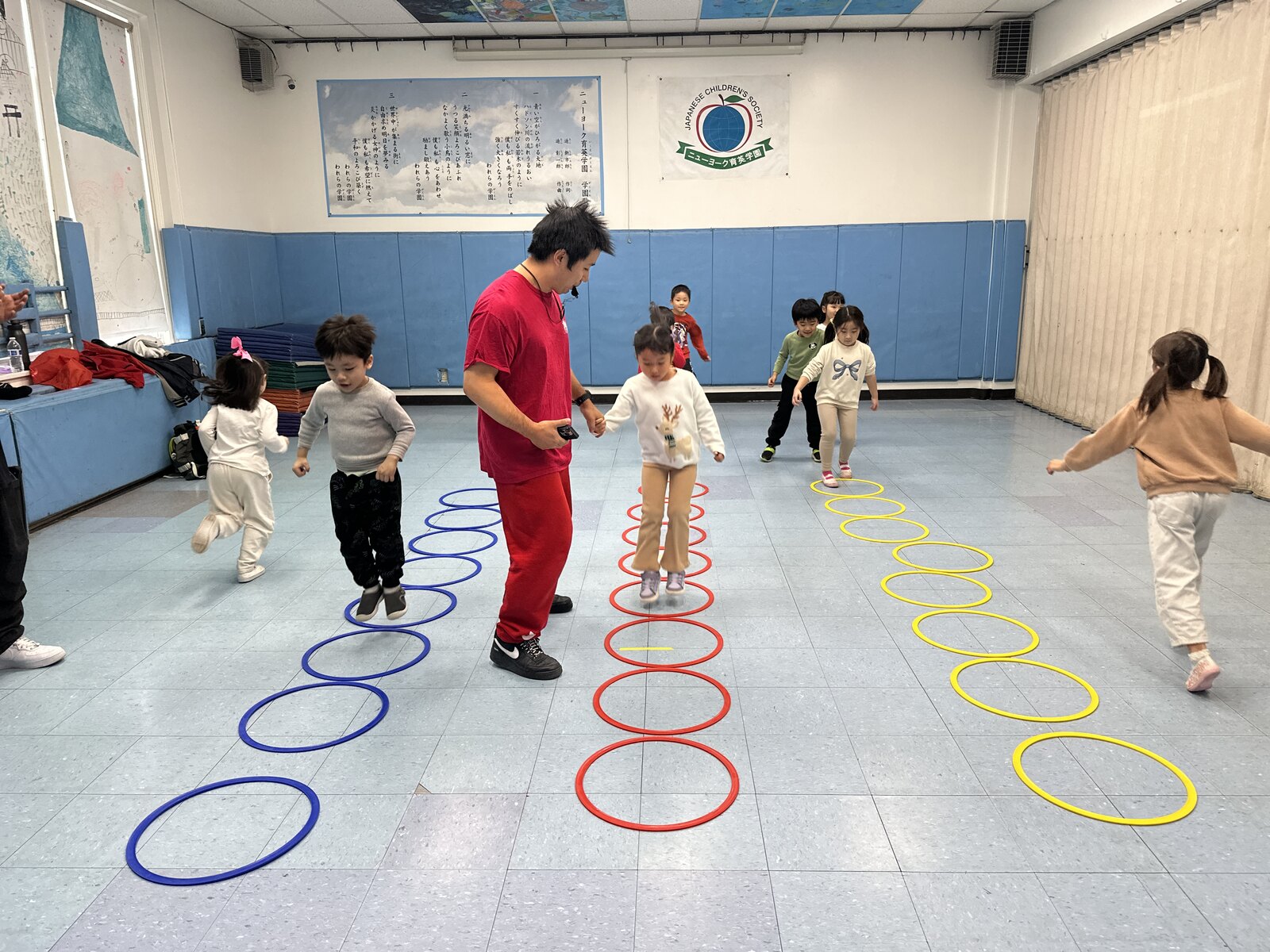 クラブで指導する笠間先生と子どもたち