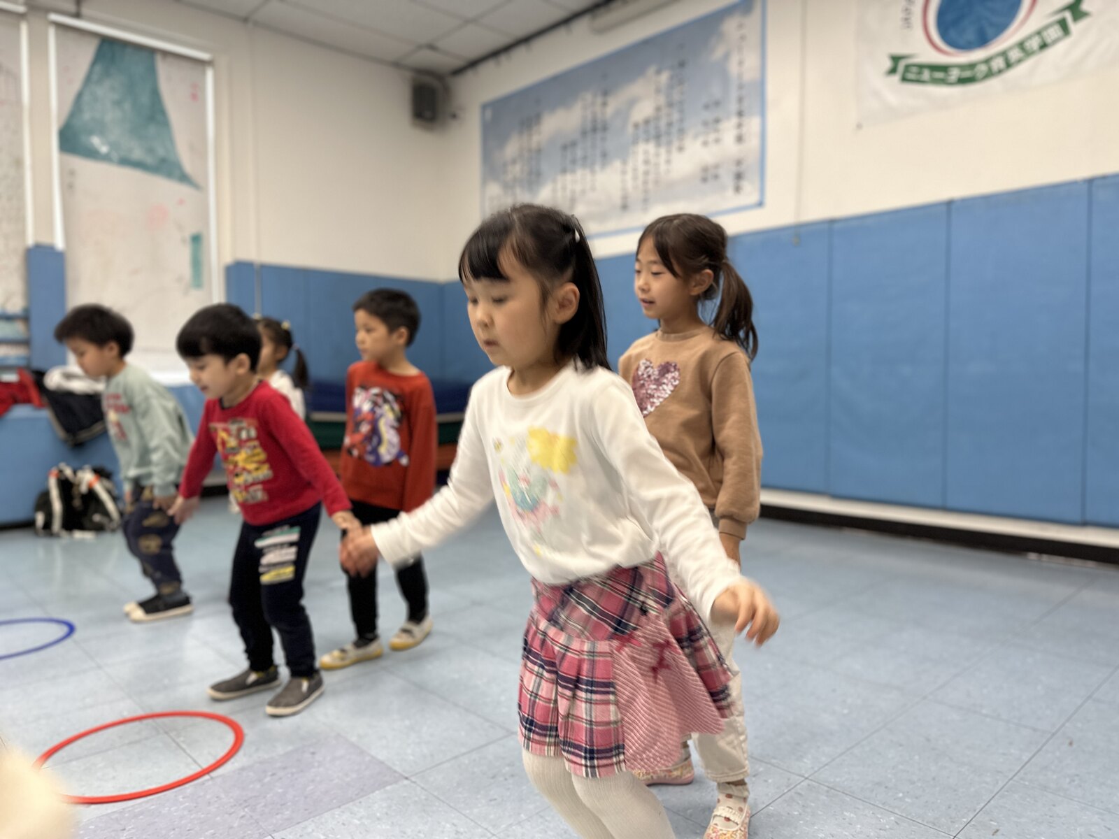 輪をとんで体を動かす子どもたち