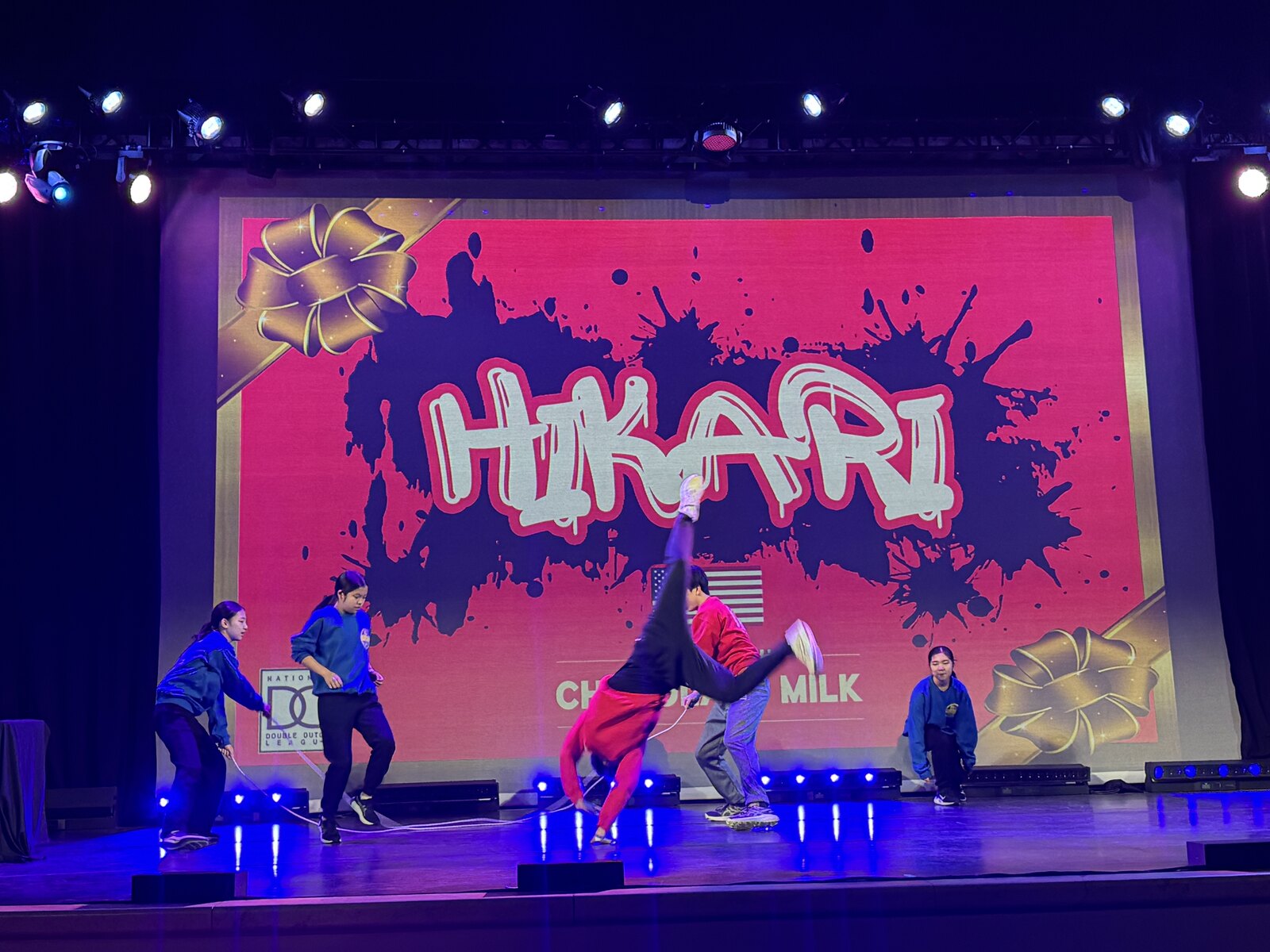 国際大会のステージで演技するチーム