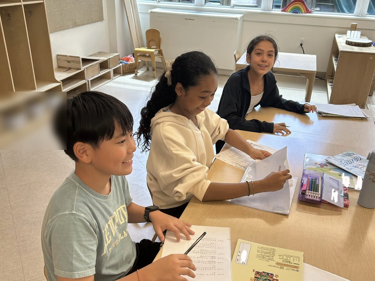 プリントに取り組む小学部の児童たち