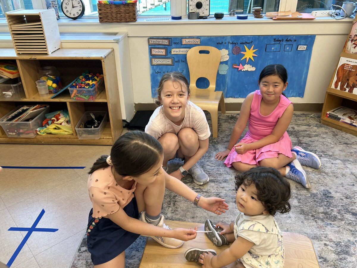 休み時間をいっしょに過ごす国語教室の子どもたち