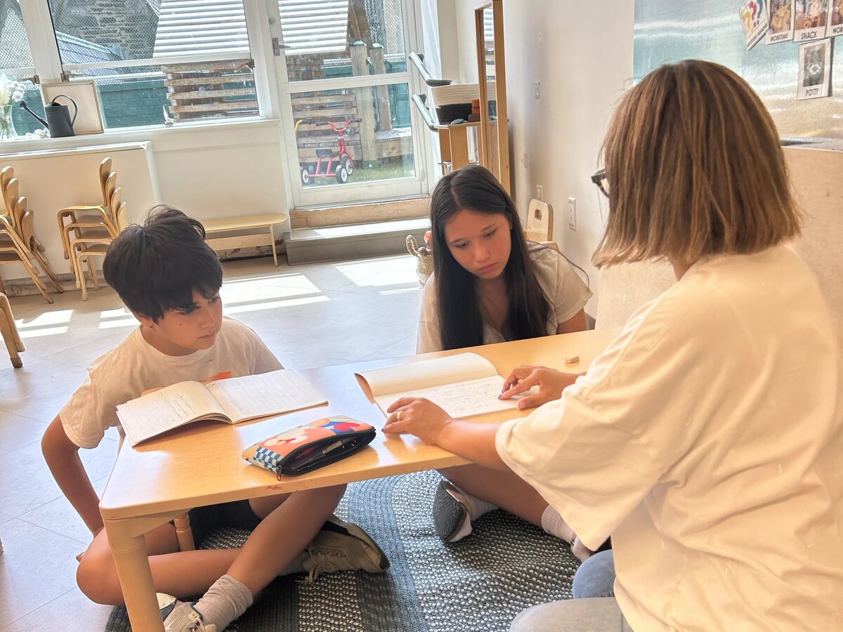 ノートを見ながら個別に指導を受ける国語Ⅱの児童