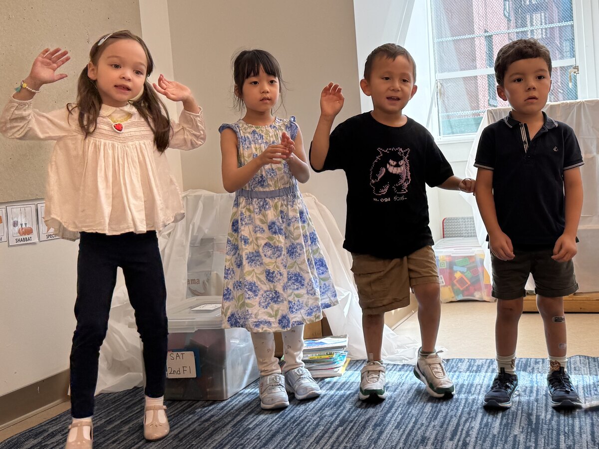 音楽に合わせて体を動かす幼児部の園児たち