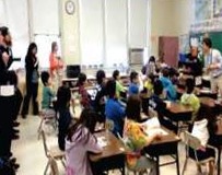 教室の後ろから授業を参観する学生たち