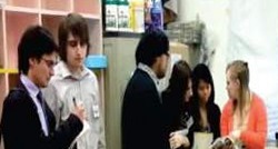 教科書と指導書を手に話し合う学生たち