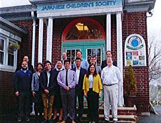Japanese Children's Society の校舎の前に並んだ外交官研修生たち