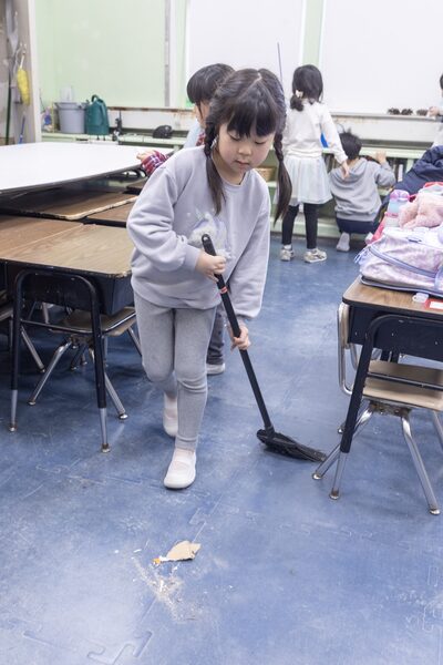 自分たちの教室を掃除する児童