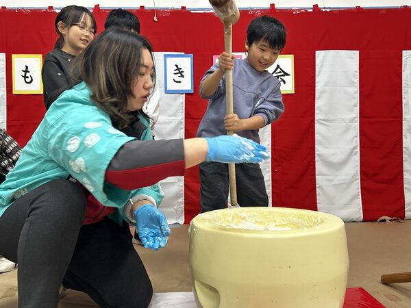 もちつき大会で杵をつく児童