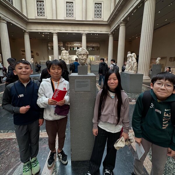 The Met を見学する児童