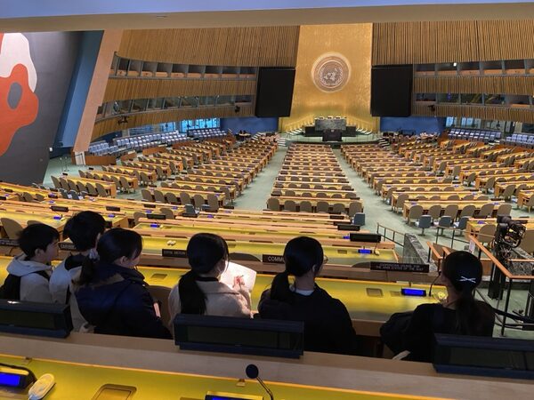 国連総会議事堂を見学する児童