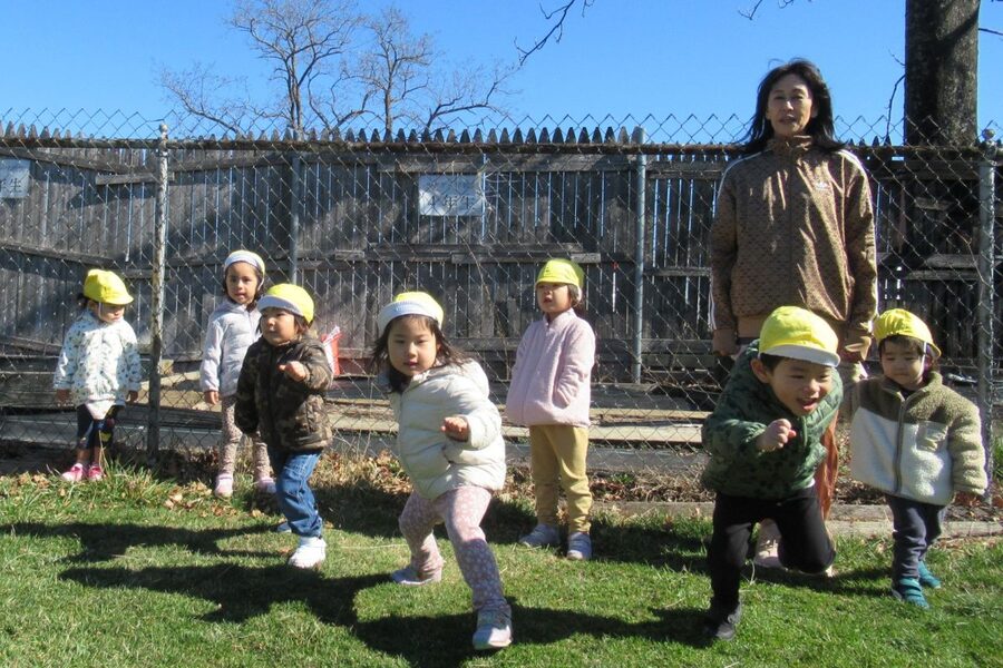 園庭で遊ぶ園児たち