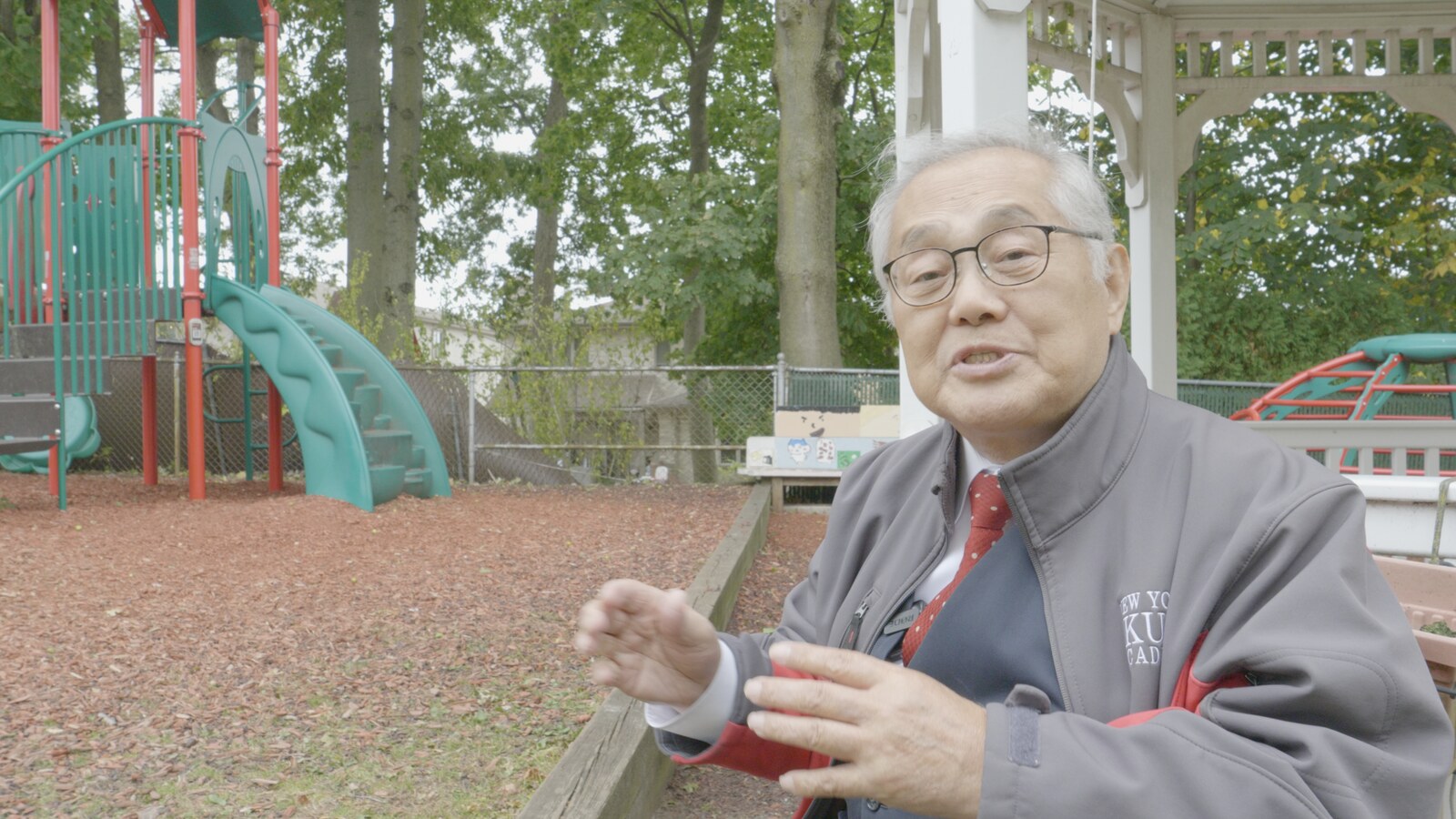 NJメインキャンパスの園庭で語る岡本徹 前学園長