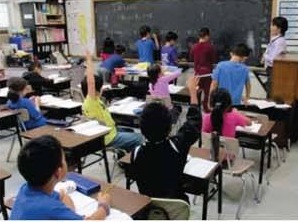 黒板の前で授業を受ける小学部の子どもたち
