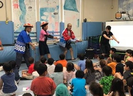 福島県請戸の田植え踊りを教える一幕