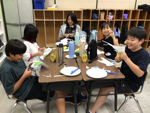 教室で夏休みのアクティビティに取り組む児童たち