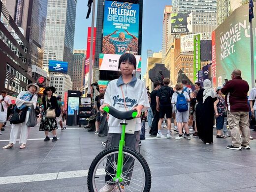 タイムズスクエアで一輪車に乗る橋本千穂さん