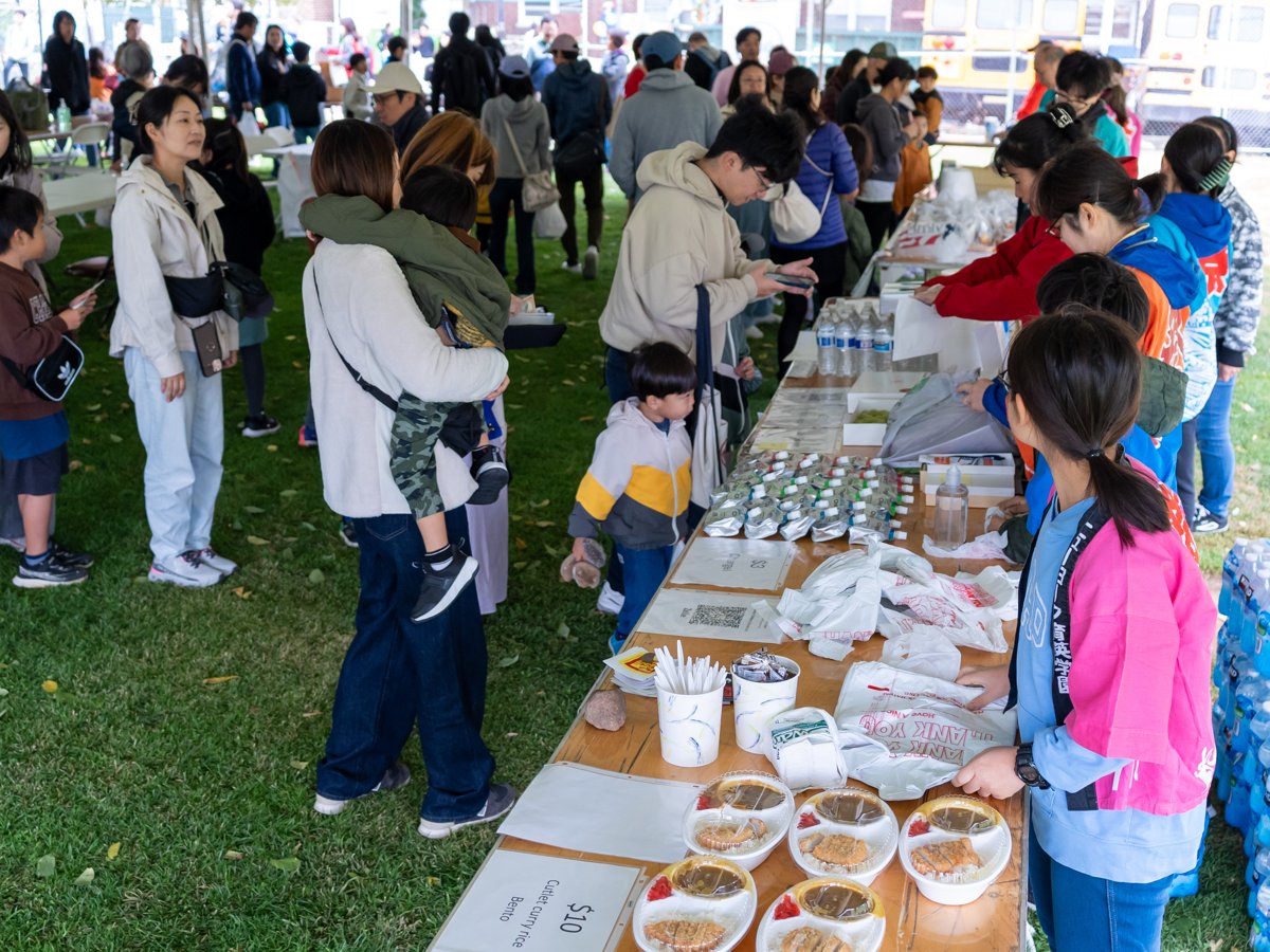 Last year's bazaar: guests lining up at the vendors' booths
